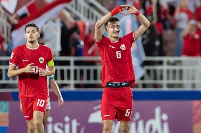 Marselino Ferdinan, Justin Hubner, dan Ivar Jenner menyapa para suporter Timnas U-23 Indonesia seusai dikalahkan Irak 2-1 dalam perebutan peringkat ketiga Piala Asia U-23 2024 di Doha, Qatar.