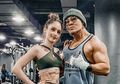 Belahan Dada Terlihat, Cinta Laura Seksi Pakai Sport Bra Saat Foto Bareng Deddy Corbuzier