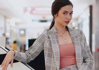 3 Gaya Simpel & Manis Ala Yuki Kato Pakai Rok Motif Plaid. Wajib Tiru!