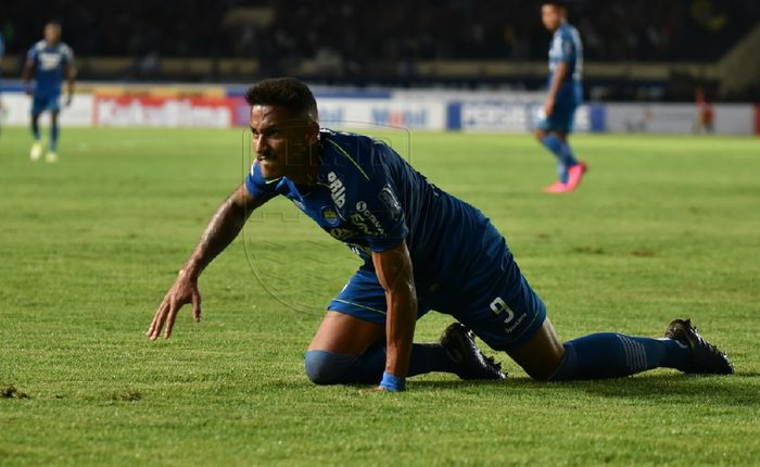 Selebrasi penyerang Persib Bandung, Wander Luiz, usai mencetak gol ke gawang PSS Sleman pada 15/3/2020.