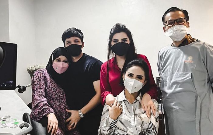 Krisdayanti dan Ashanty saat menemani sang anak yang memeriksakan kondisi jabang bayi