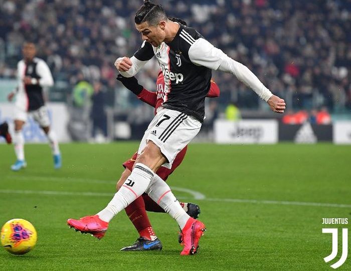 Megabintang Juventus, Cristiano Ronaldo, mencetak gol ke gawang AS Roma dalam perempat final Coppa Italia, Rabu 922/1/2020).