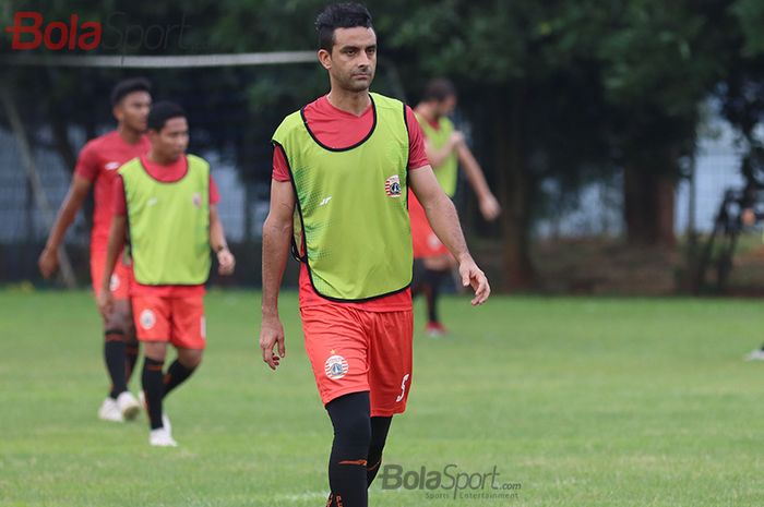 Bek Persija Jakata, Otavio Dutra, sedang menjalani latihan di Lapangan Sutasoma, Halim, Jakarta Timur (11/3/2020)