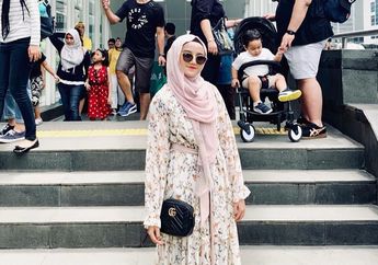 Santun & Modis, Begini 4 Gaya Putri Yusuf Mansur, Wirda Mansur Memakai Outfit Floral!