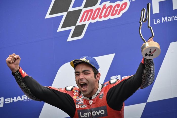 Pembalap Ducati, Danilo Petrucci, merayakan kemenangannya pada balapan MotoGP Prancis di Le Mans, Prancis, 11 Oktober 2020.