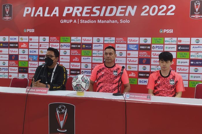 Pelatih PSIS Semarang, Sergio Alexandre dan Taisei Marukawa dalam sesi jumpa pers jelang laga melawan PSS Sleman, Kamis (23/6/2022).