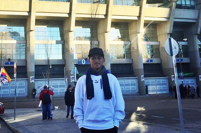 Pemain timnas U-22 Indonesia, Osvaldo Haay, berfoto di depan markas Real Madrid, Stadion Santiago Bernabeu, Selasa (5/2/2019).