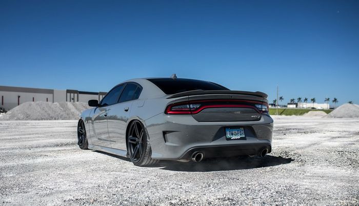 Tongkrongan Ceper Dodge Charger  SRT Dengan Pelek Vossen 