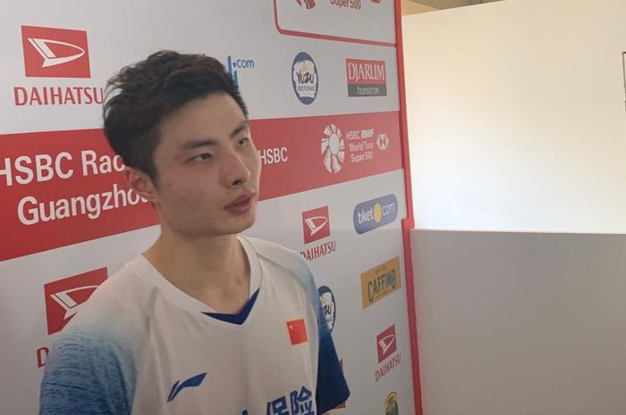 Pebulu tangkis tunggal putra China, Shi Yu Qi, berbicara di mixed zone seusai bertanding pada babak pertama Indonesia Masters 2020 di Istora Senayan, Jakarta, Rabu (15/1/2020).