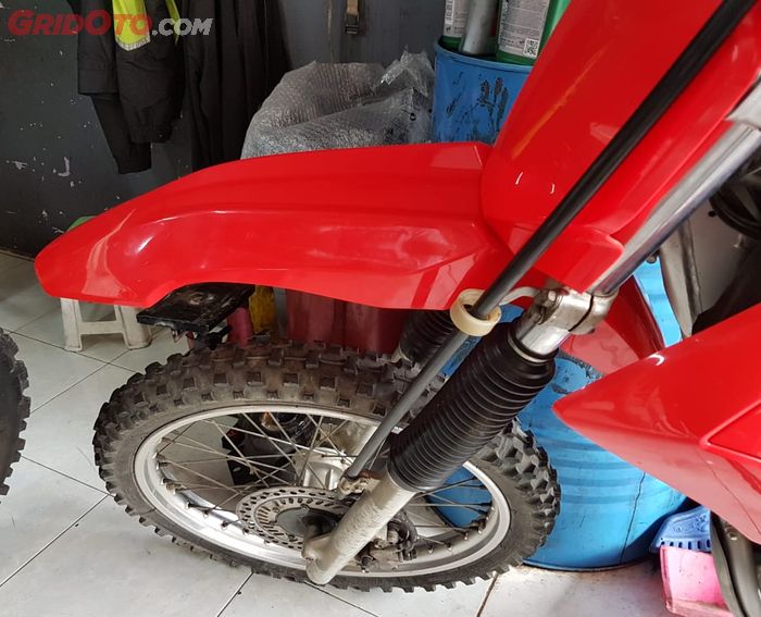 Suspensi depan Honda CRF230F masih menggunakan teleskopik