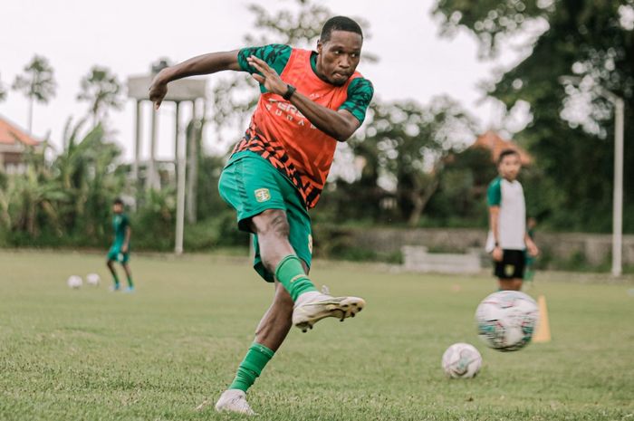 Pemain Persebaya Surabaya, Arsenio Valpoort sedang menjalani latihan dengan tim di lapangan I Gusti Munggu, Senin (7/3/2022).