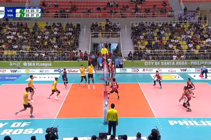 Tim voli putra Indonesia saat menghadapi Vietnam pada laga perdana SEA V League 2-23 leg 2 di Santa Rosa Multi-purpose Complex, Laguna, Filipina, Jumat (28/7/2023).