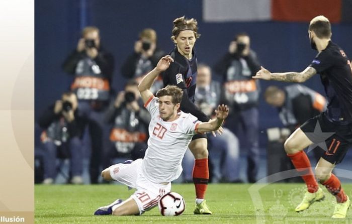 Bek Spanyol yang membela Barcelona, Sergi Roberto (kiri), berduel dengan gelandang Kroasia, Luka Modric.