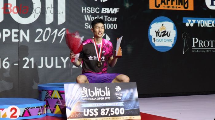 Pebulu tangkis tunggal putra Taiwan, Chou Tien Chen, berpose setelah memastikan gelar Indonesia Open 2019 di Istora Senayan, Jakarta, Minggu (21/7/2019).