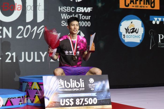 Pebulu tangkis tunggal putra Taiwan, Chou Tien Chen, berpose setelah memastikan gelar Indonesia Open 2019 di Istora Senayan, Jakarta, Minggu (21/7/2019).