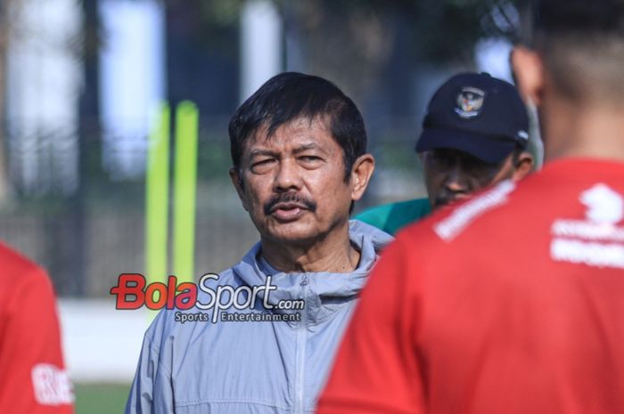 Pelatih timnas U-24 Indonesia, Indra Sjafri, sedang memberikan intruksi kepada para pemainnya saat berlatih di Lapangan A, Senayan,  Jumat (15/9/2023).