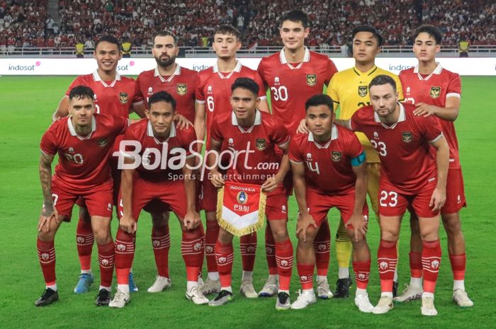 Skuad Timnas Indonesia berfoto menjelang FIFA Days kontra Argentina di Stadion Utama Gelora Bung Karno, Jakarta, Senin (19/6/2023) malam.