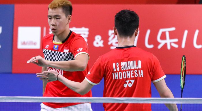 Pasangan ganda putra nasional Indonesia, Marcus Fernaldi Gideon/Kevin Sanjaya Sukamuljo, melalukan selebrasi setelah memetik poin atas lawan mereka pada laga semifinal Denmark Open 2019.