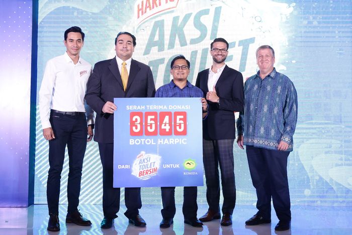 Penyerahan donasi 3.545 produk Harpic kepada KOMIDA yang berlangsung di Four Seasons Hotel Capital Place, Jakarta Selatan, Jumat (31/1/2020). (ki-ka) Darius Sinathrya; Karim Kamel, General Manager Reckitt Benckiser Hygiene Home Indonesia;  Sugeng Priyono, Direktur Operasional KOMIDA; Luis Ramirez, M