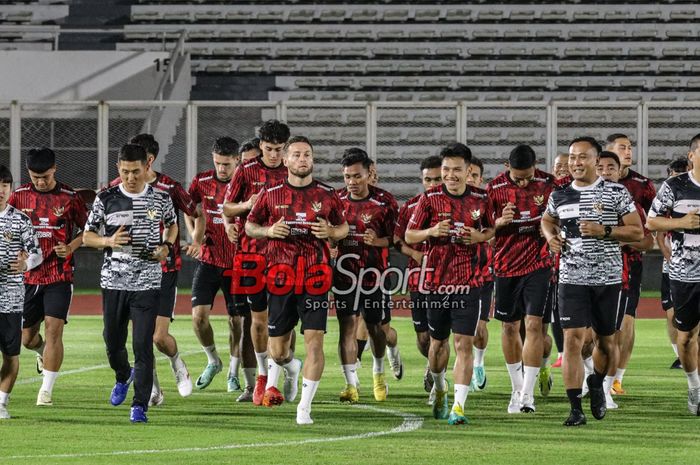 Skuad timnas Indonesia (skuat timnas Indonesia) sedang berlatih di Stadion Madya, Senayan, Jakarta, Senin (18/1/2024) malam.