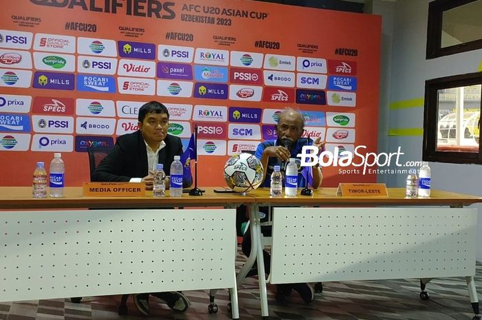 Pelatih timnas U-19 Timor Leste, Gopal Krishnan dalam konferens pers pasca-laga lawan Indonesia di Kualifikasi Piala Asia U-20 2023 di Stadion Gelora Bung Tomo Surabaya, Rabu (14/9/2022).