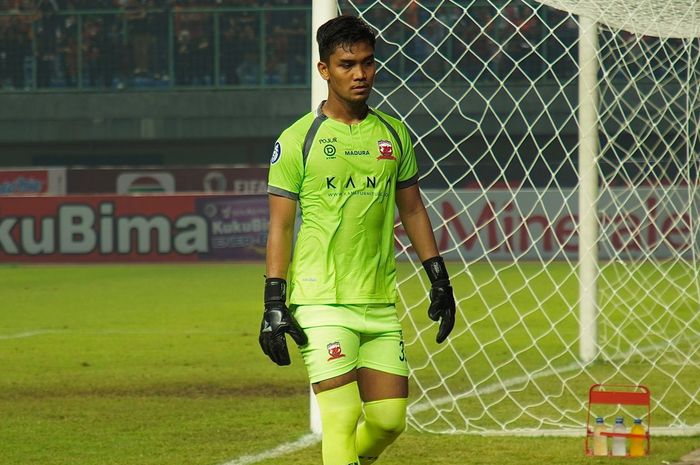 Penjaga gawang Madura United Miswar Saputra dalam laga pekan ke-10 Liga 1 2022/2023 melawan Persija Jakarta di Stadion Candrabhaga, Bekasi, Sabtu (17/9/2022).