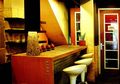 Mencahayai Minibar, Kuatkan Karakter Kayu dengan Cahaya Warm