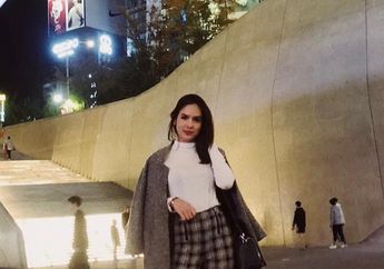 Intip 4 Cara Tampil Keren Pakai Atasan Putih ala Steffi Zamora!
