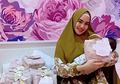 Kartika Putri Pamerkan Paras Sang Anak Setelah Sebulan Dilahirkan, Fitri Tropica Langsung Salah Fokus pada Hidung Mancungnya!