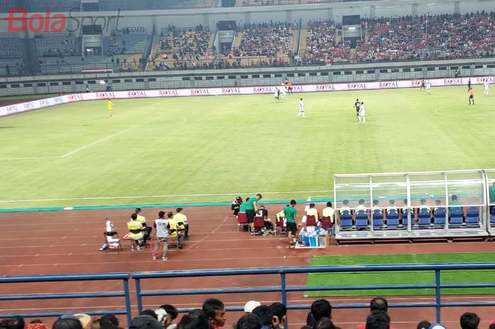 Ramadhan Sananta setelah ditarik keluar Shin Tae-yong dalam laga timnas Indonesia melawan Curacao di Stadion Gelora Bandung Lautan Api (GBLA), Bandung, Sabtu (24/9/2022).