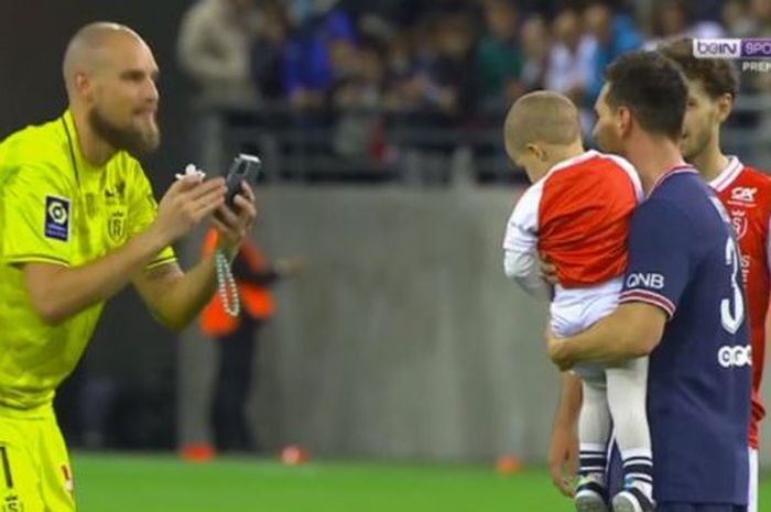 Sambil pegang dot, kiper Reims minta Lionel Messi foto dengan anaknya usai PSG menang di Liga Prancis.