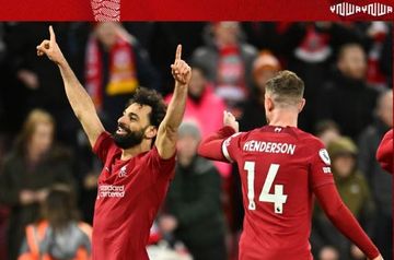 Mohamed Salah (kiri) menjadi pemain terproduktif Liverpool lewat dua gol sumbangannya saat menghancurkan Manchester United pada matchday 25 Liga Inggris musim 2022-2023 di Anfield, Minggu (5/3/2023).
