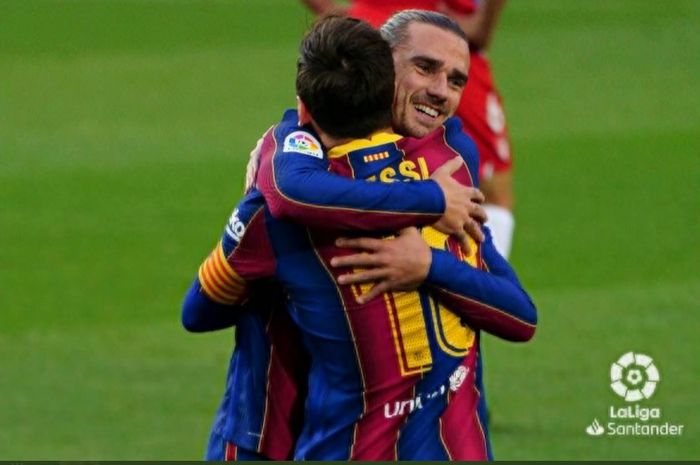 Kapten Barcelona, Lionel Messi, berpelukan dengan Antoine Griezmann.