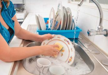 Bingung Liat Ibu Gosok-gosok Daun Kemangi saat Cuci Piring, Usai Lihat Hasilnya jadi Begini Langsung Gak Percaya!