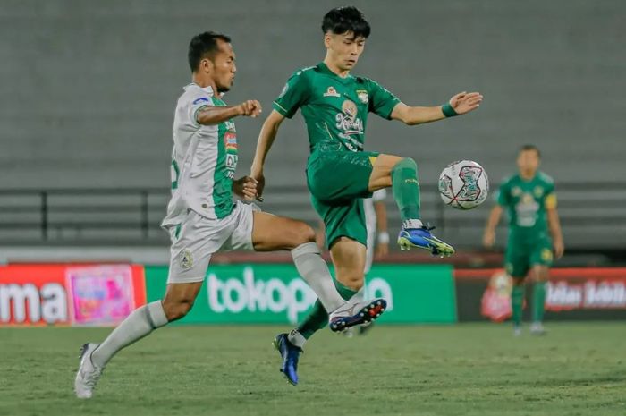 Pemain Persebaya Surabaya, Taisei Marukawa sedang berduel dengan pemain PSS Sleman pada laga pekan ke-21 Liga 1 2021-2022 di Stadion Kapten I Wayan Dipta, Gianyar, Sabtu (29/1/2022).