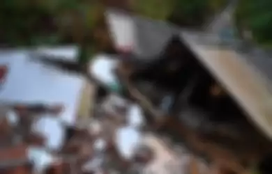 Rumah roboh di Lumajang akibat Gempa Malang.