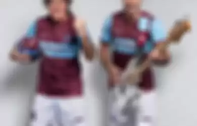 Steve Harris dan Pablo Zabaleta yang mengenakan jersi kit Iron Maiden x West Ham United