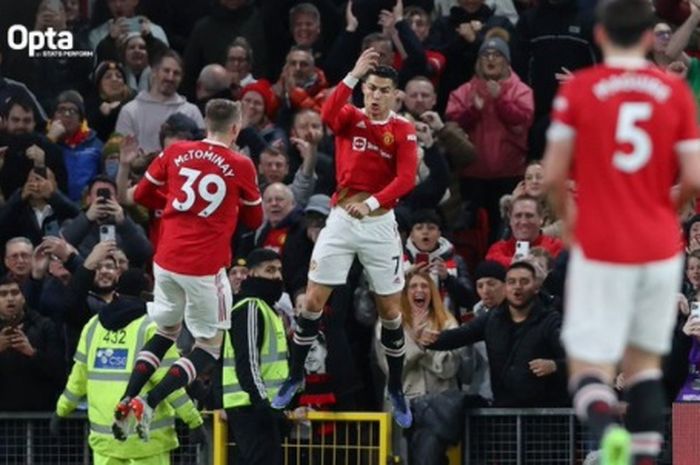 Striker Manchester United, Cristiano Ronaldo, merayakan gol.