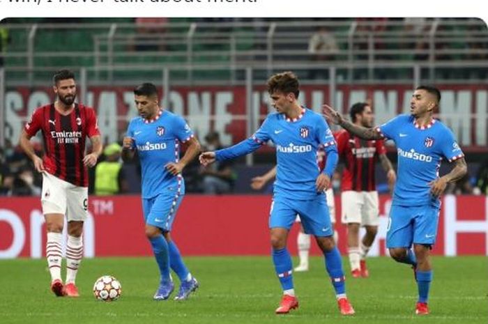 Striker AC Milan, Olivier Giroud, tampak lesu ketika pemain Atletico Madrid merayakan gol yang dicetak Antoine Griezmann dalam laga matchday 3 Grup B Liga Champions 2021-2022.