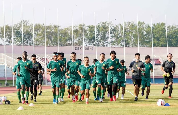 Persebaya Surabaya latihan perdana seusai libur pandemi di Stadion Gelora Delta Sidoarjo, Jawa Timur, Senin (31/08/2020) pagi.