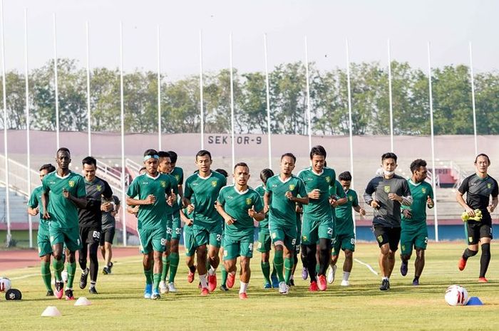 Persebaya Surabaya latihan perdana seusai libur pandemi di Stadion Gelora Delta Sidoarjo, Jawa Timur, Senin (31/08/2020) pagi.