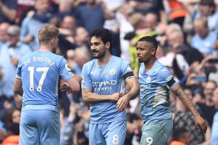 Gelandang Manchester City, Ilkay Gugendogan, merayakan golnya ke gawang Aston Villa dalam laga Liga Inggris, Minggu (22/5/2022).