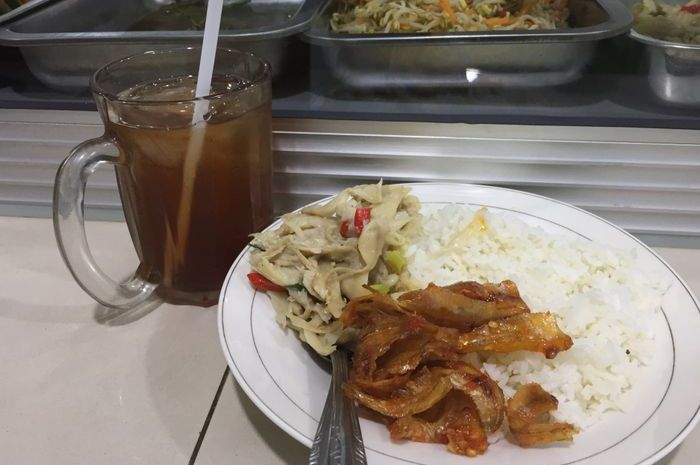 Duh, Tolong Mulai Sekarang Jangan Sodorkan Minuman Teh Setelah Makan