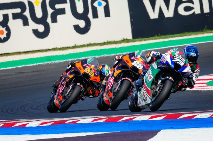 Aksi pembalap LCR Castrol Honda, Alex Marquez (paling depan) di MotoGP San Marino 2022.
