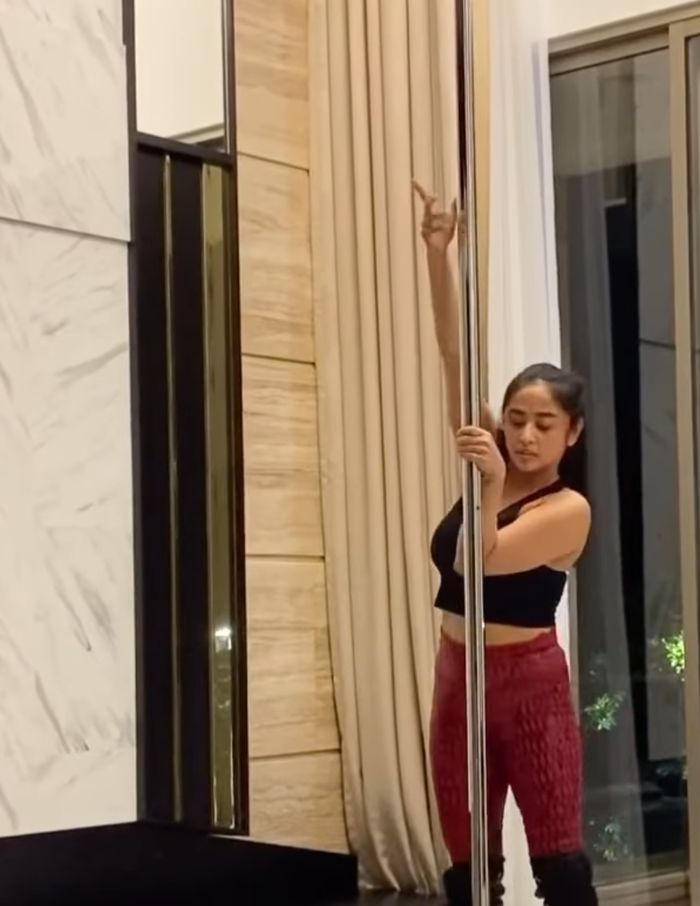 Penampilan Dewi Perssik saat pole dancing