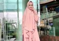 Tampilan Santun Mulan Jameela Kembali Dikritik Karena Dinilai Mengangkat Gamis Syar'i Terlalu Tinggi Saat Jadi Model Endorse