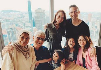 Kalut Dengar Kabar sang Kakak Meninggal Dunia, Adik Kandung Ashraf Sinclair Buru-buru Pulang dari Tempat Kerja Demi Kejar Pesawat ke Jakarta Bareng Orang Tua