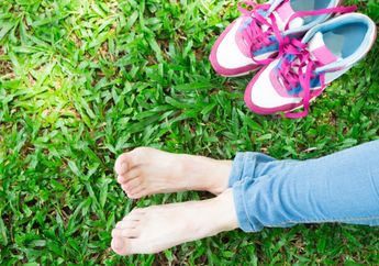 Pastikan Ladies Paham, Ini Alasan Nggak Disarankan Nyetir Mobil Tanpa Alas Kaki