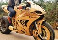 Kreatif! Cowok-cowok Ini Pakai Kardus Buat Bikin Replika Mobil dan Motor Sport