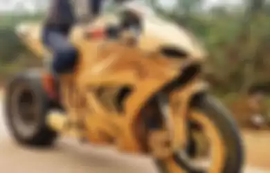 Replika motor sport dari kardus buatan cowok-cowok asal Vietnam